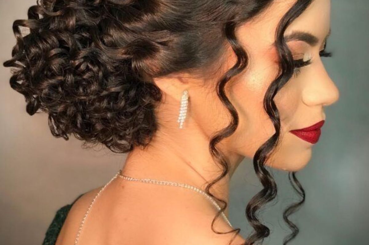 10 peinados recogidos para cabello rizado que puedes llevar en Navidad