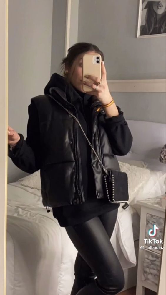 10 outfits casuales con chaleco negro para mantenerte abrigada en invierno 9