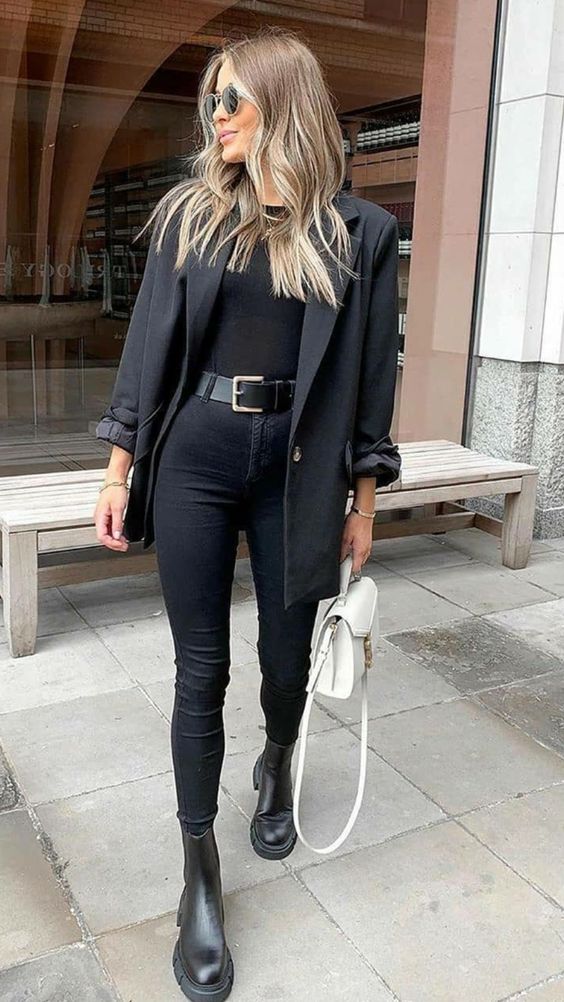 7 formas de combinar un pantalon negro y verte elegante
