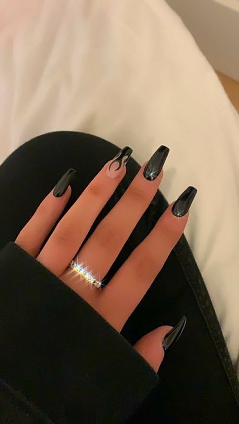 10 diseños de uñas negras que se verán elegantes para ir a la oficina 3