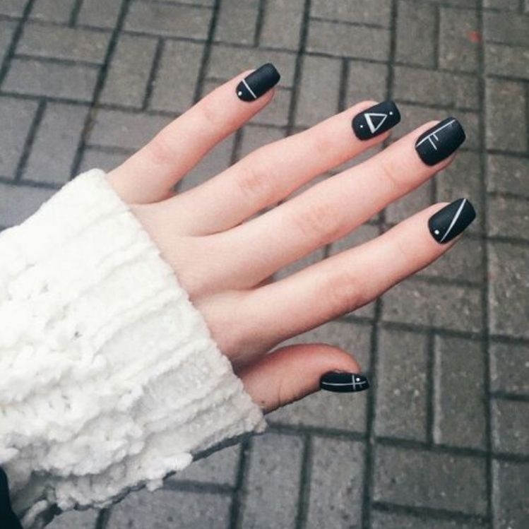 7 ideas de uñas negras fáciles y casuales para la oficina 