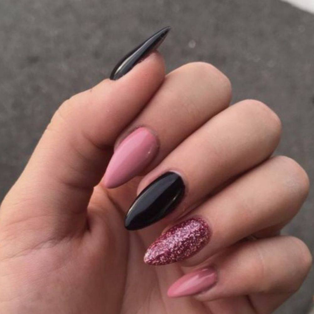 10 diseños de uñas rosas con negro para las que tienen un lado cursi pero dark