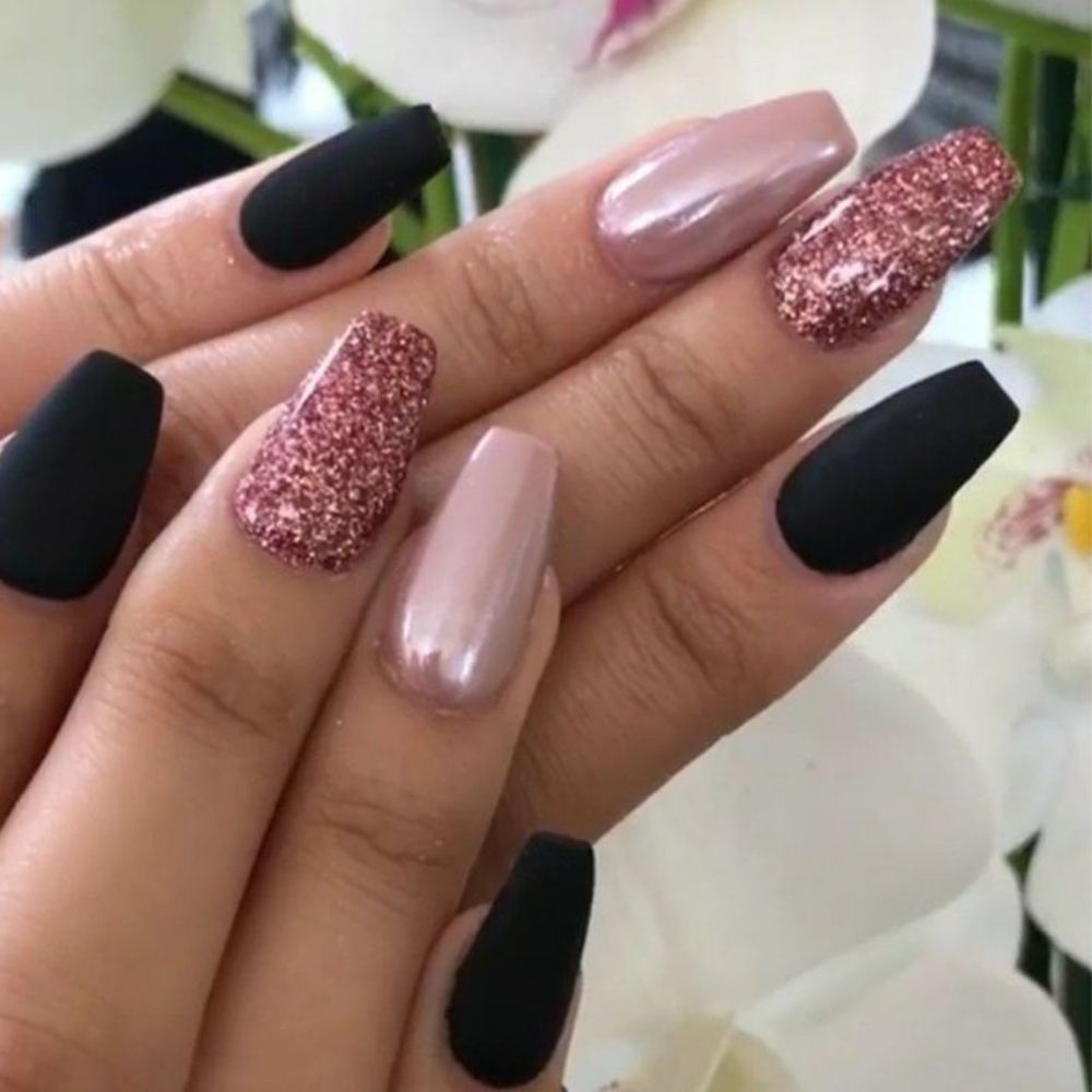 10 diseños de uñas rosas con negro para las que tienen un lado cursi pero dark