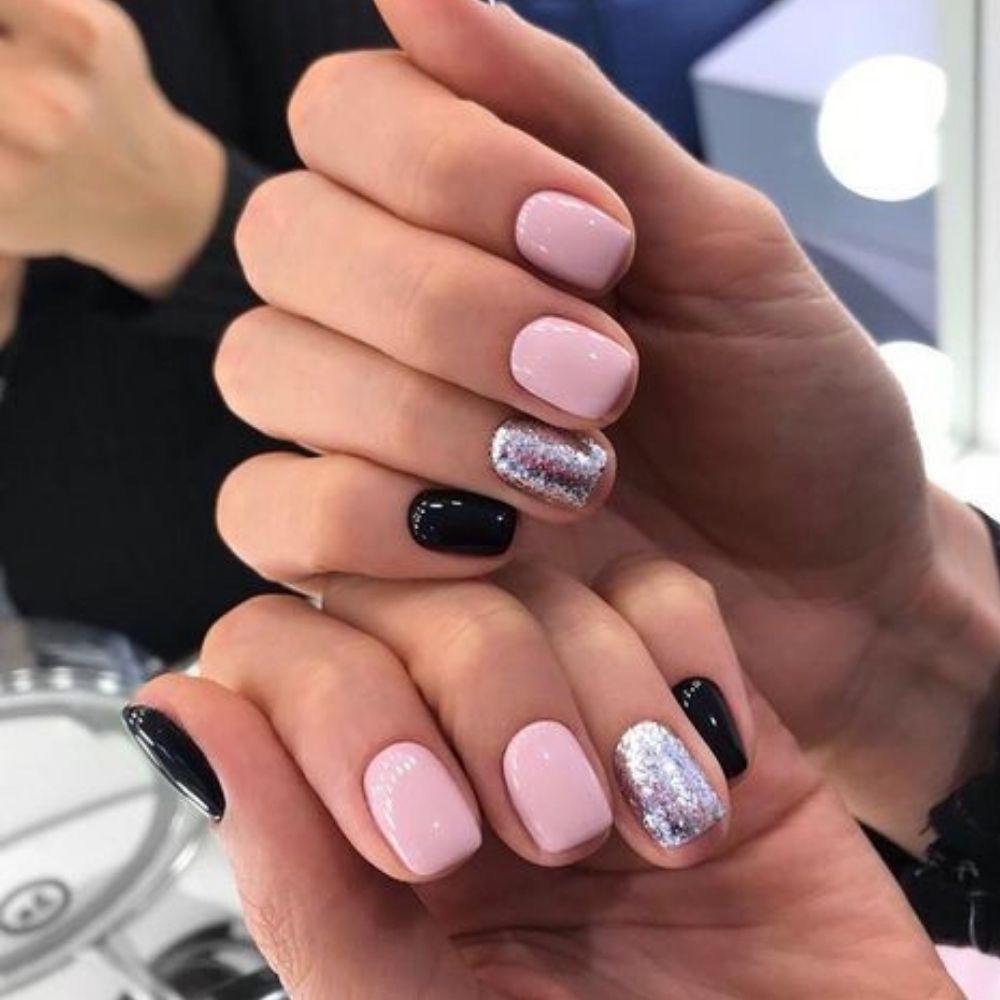 10 diseños de uñas rosas con negro para las que tienen un lado cursi pero dark