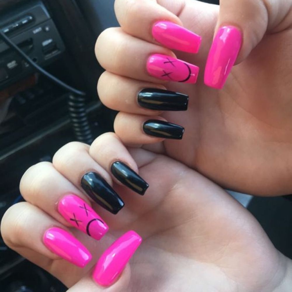 10 diseños de uñas rosas con negro para las que tienen un lado cursi pero dark