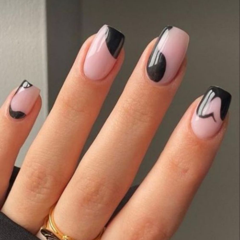 10 diseños de uñas rosas con negro para las que tienen un lado cursi pero dark