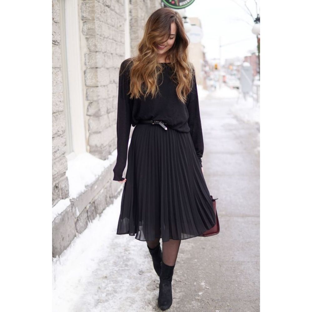 10 ideas de faldas negras plisadas para verte elegante en la oficina