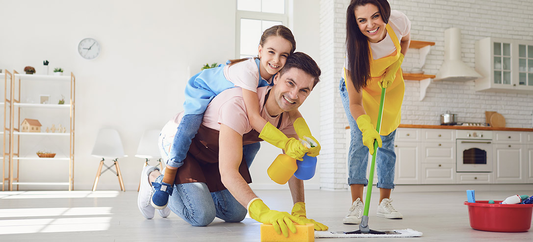 familia-ninos-en-casa-facilita-la-limpieza-del-hogar