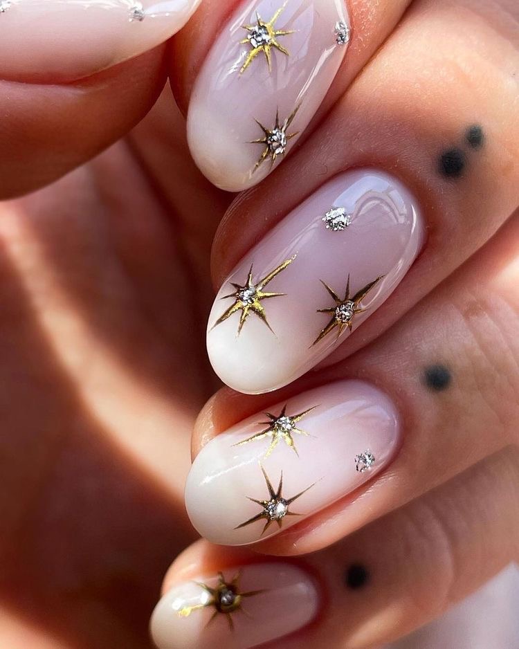 10 diseños de uñas con piedras y brillos que alargan las manos 0