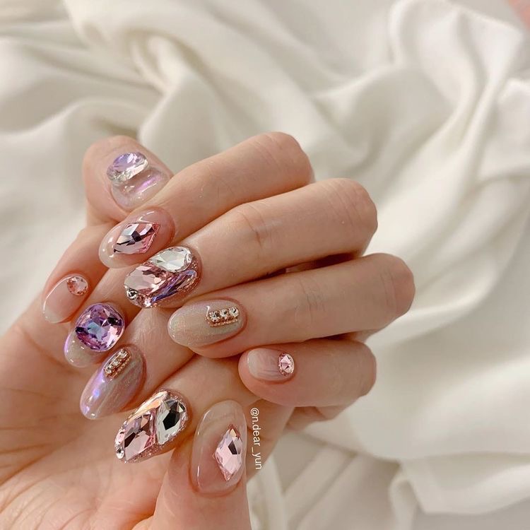 10 diseños de uñas con piedras y brillos que alargan las manos 2