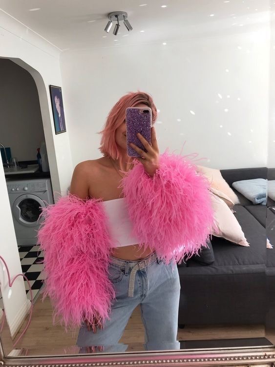 8 outfits con crop top de plumas para usar en San Valentín 7