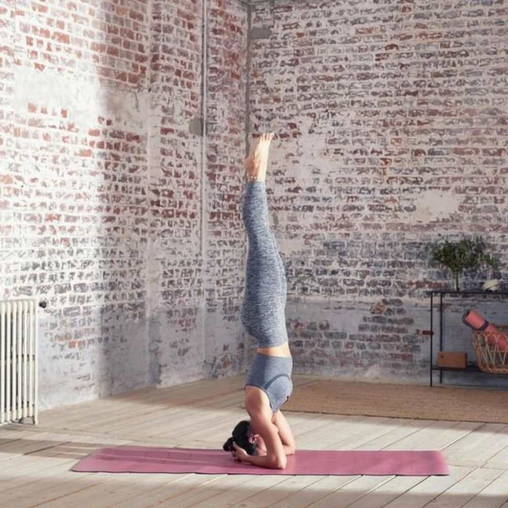 5 posiciones de yoga para superar el Blue Monday y perder peso