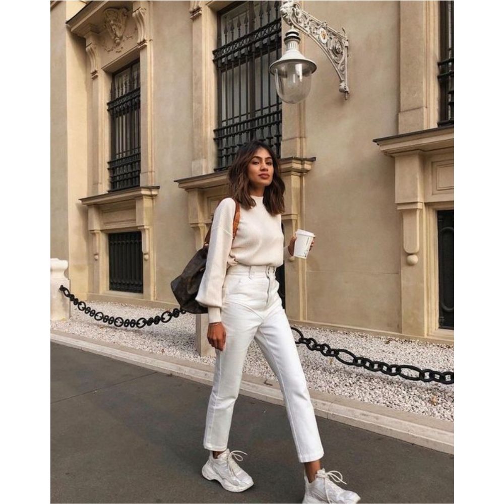 10 outfits con tenis blancos de plataforma para tener mucho estilo