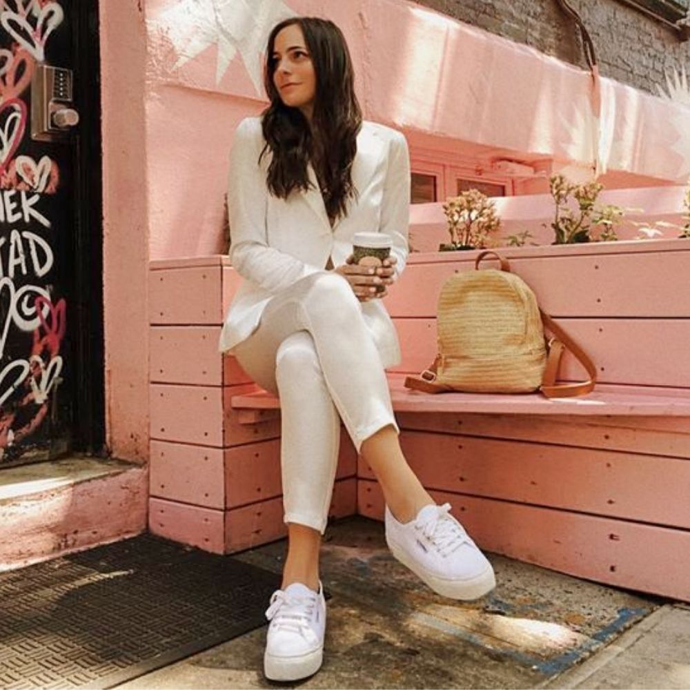 10 outfits con tenis blancos de plataforma para tener mucho estilo