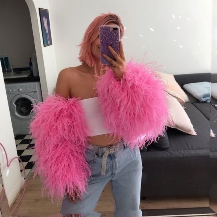 8 outfits con crop top de plumas para usar en San Valentín