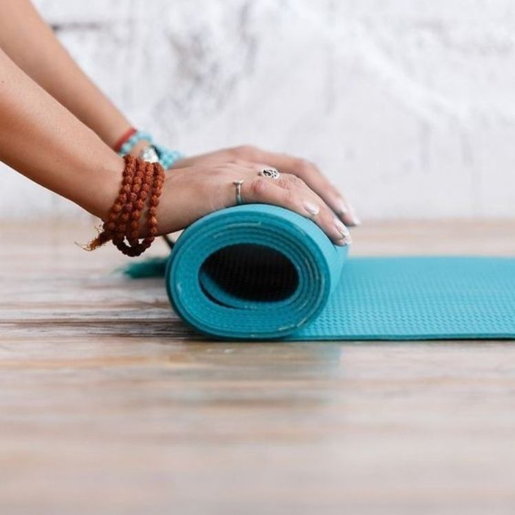 5 posiciones de yoga para superar el Blue Monday y perder peso