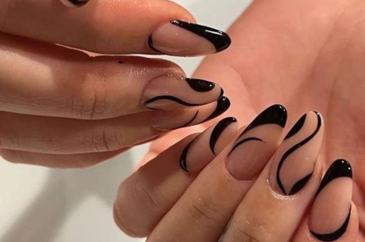 Diseños de uñas negras que se verán elegantes para ir a la oficina