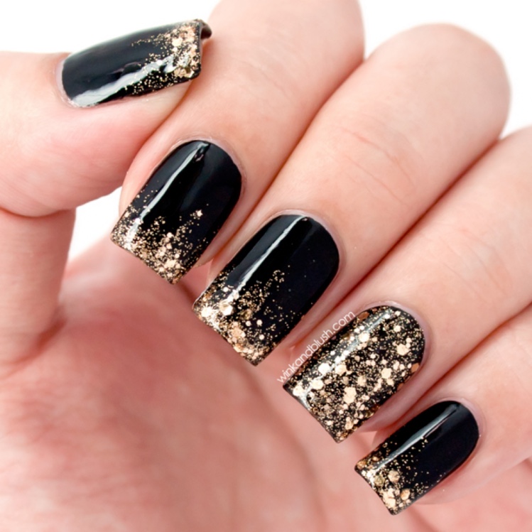 uñas negras con dorado elegantes