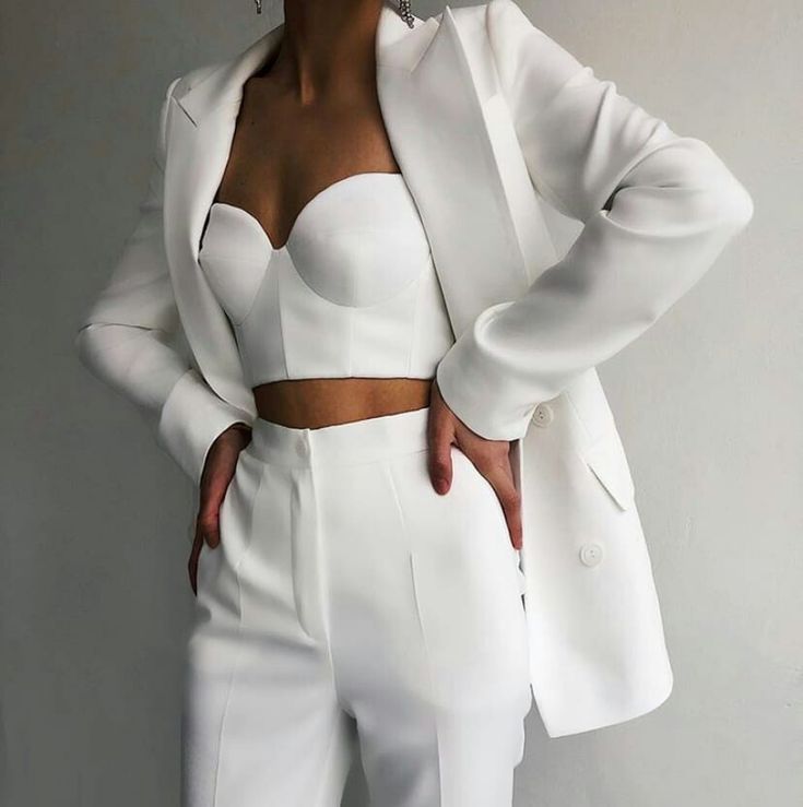 top-blanco-con-traje