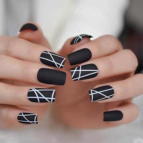 5 Diseños de uñas negras que combinan con tu ropa