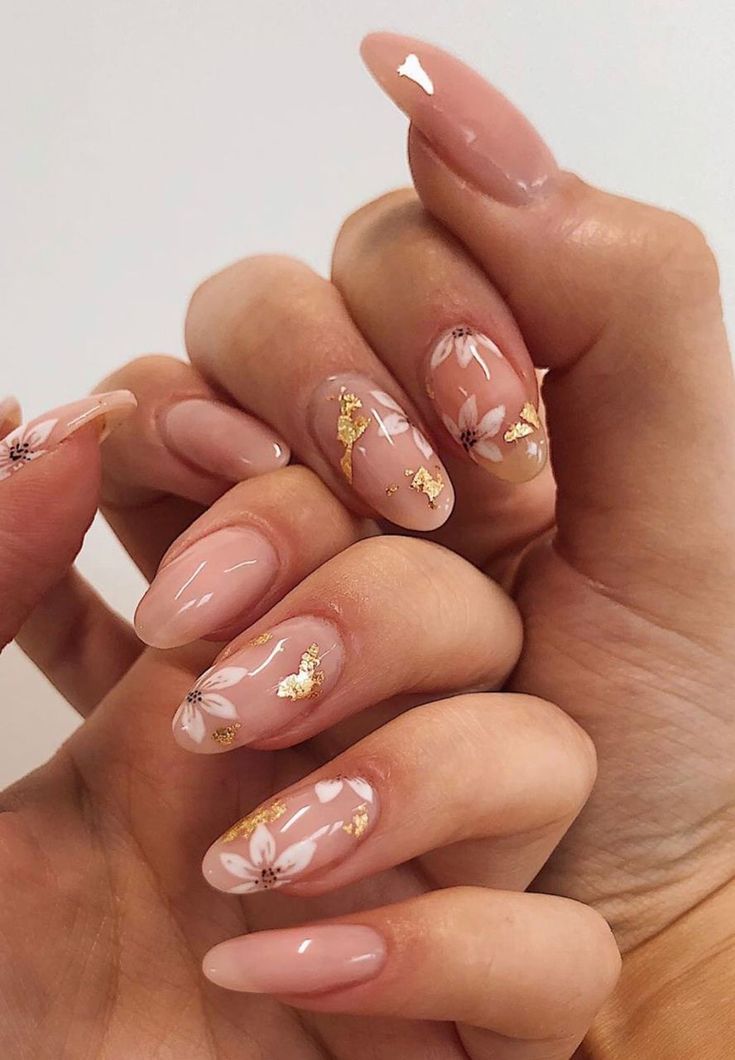 6 ideas de uñas coloridas y con flores para primavera 3