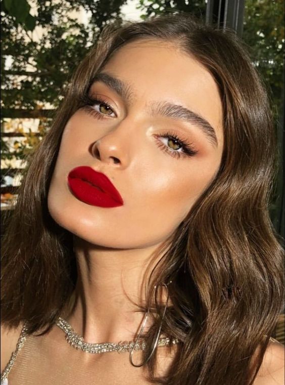 maquillaje-con-labial-rojo