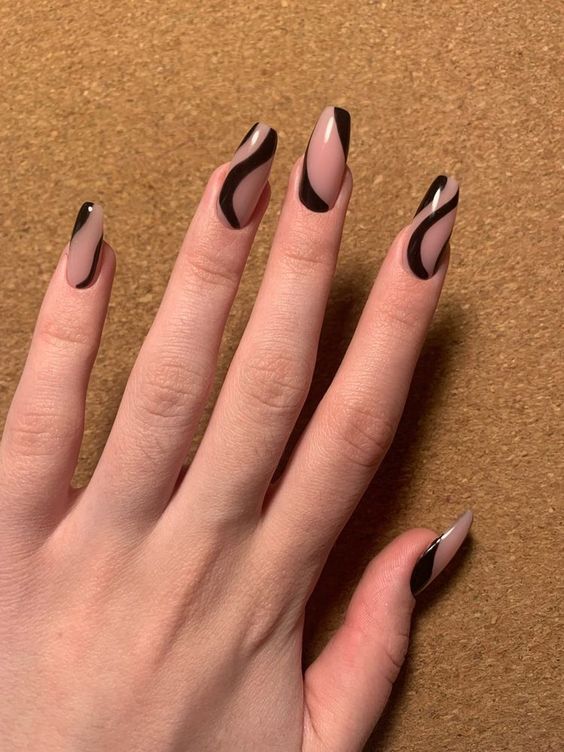 5 Diseños de uñas negras que combinan con tu ropa