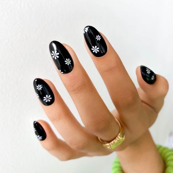 5 Diseños de uñas negras que combinan con tu ropa
