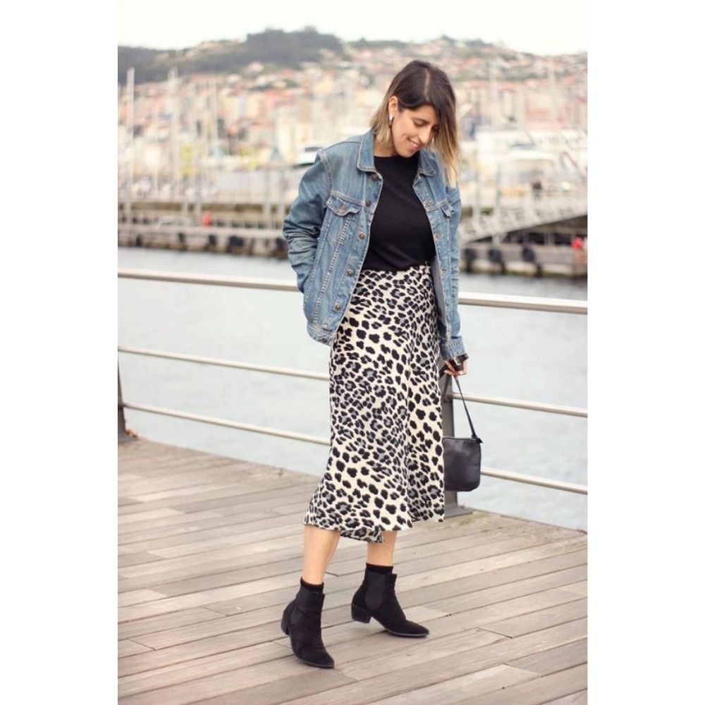 10 outfits con botas al tobillo negras para ir a trabajar