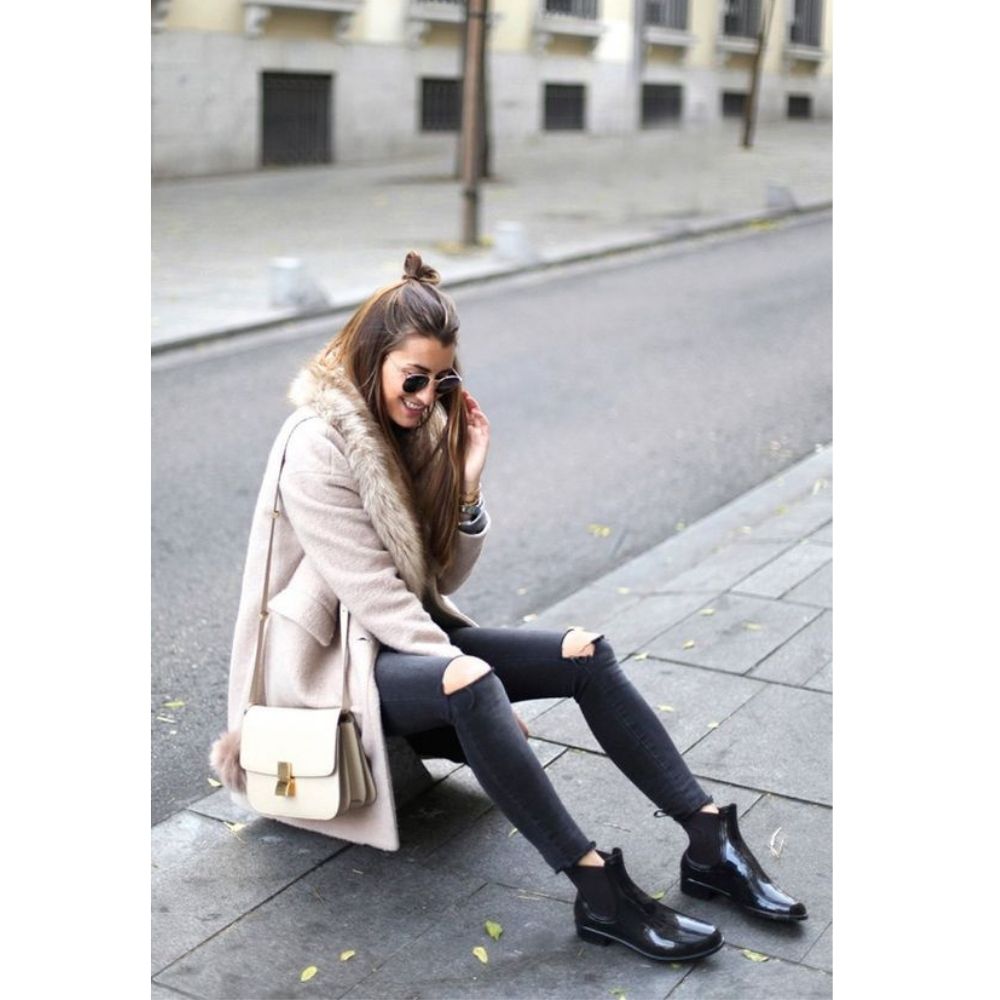 10 outfits con botas al tobillo negras para ir a trabajar