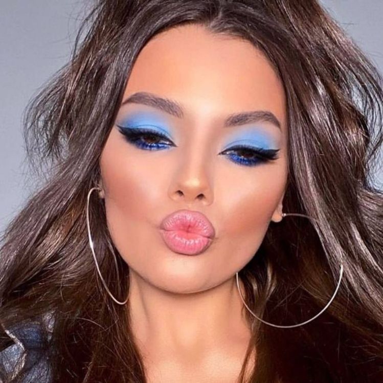 5 maquillajes en color azul perfecto para piel morena