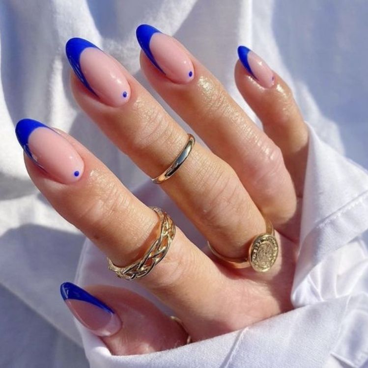 7 ideas de uñas azules fáciles y casuales para la oficina