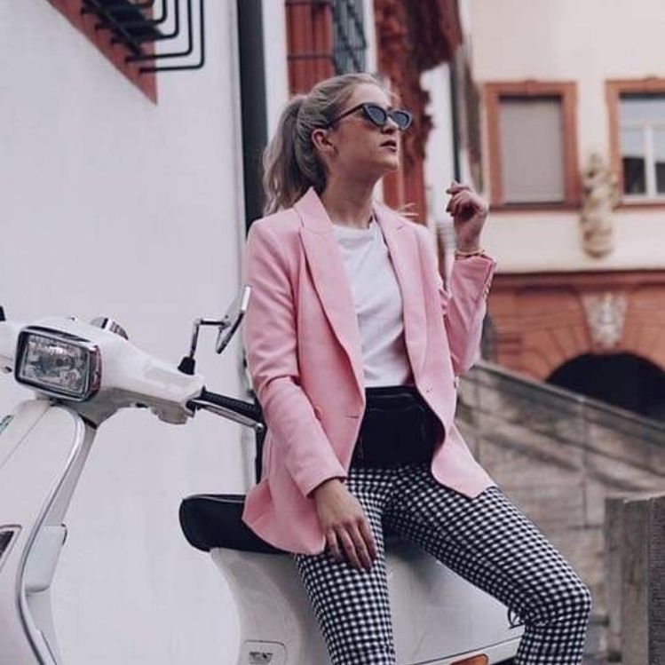 7 outfits casuales con blazer perfectos para ir a la oficina