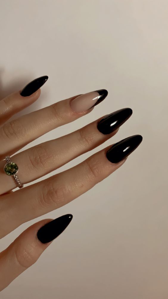 5 Diseños de uñas negras que combinan con tu ropa