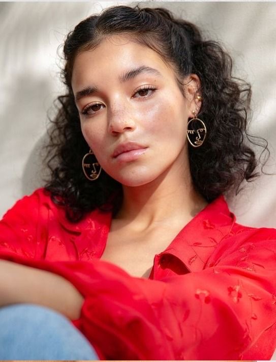 10 peinados fáciles para que el cabello corto y rizado no se esponje 4