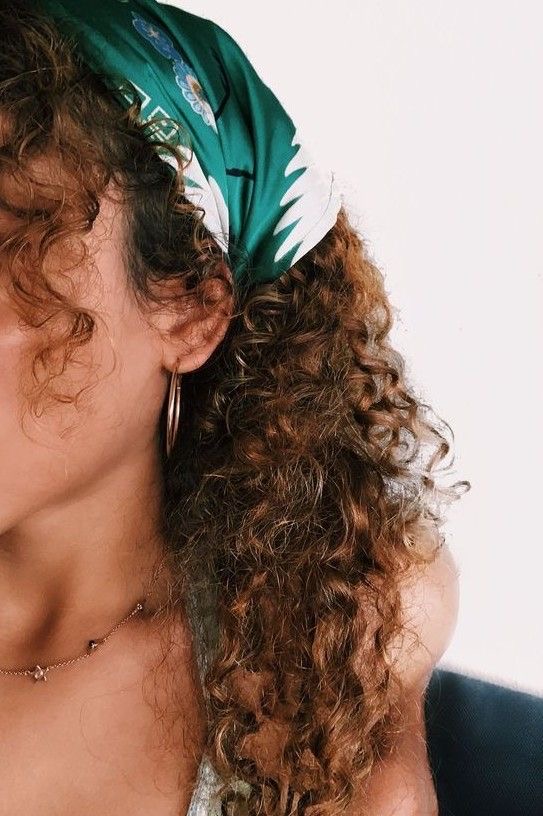 10 peinados fáciles para que el cabello corto y rizado no se esponje 7