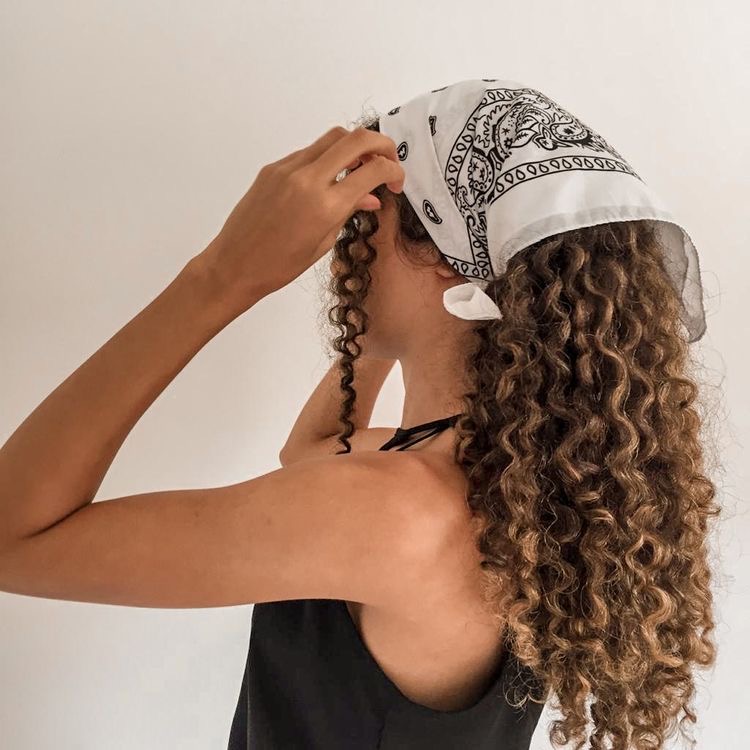 10 peinados fáciles para que el cabello corto y rizado no se esponje 6