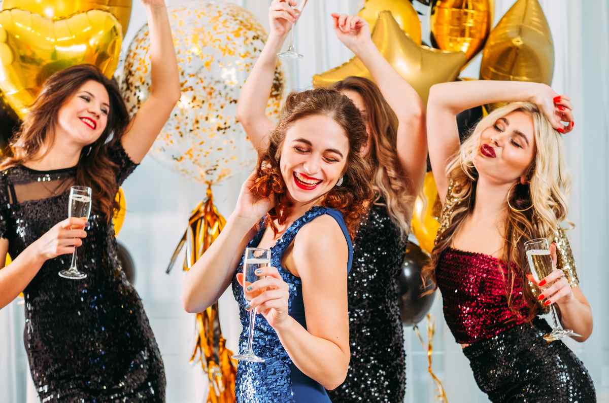 5 colores de vestidos de graduación perfectos para piel morena