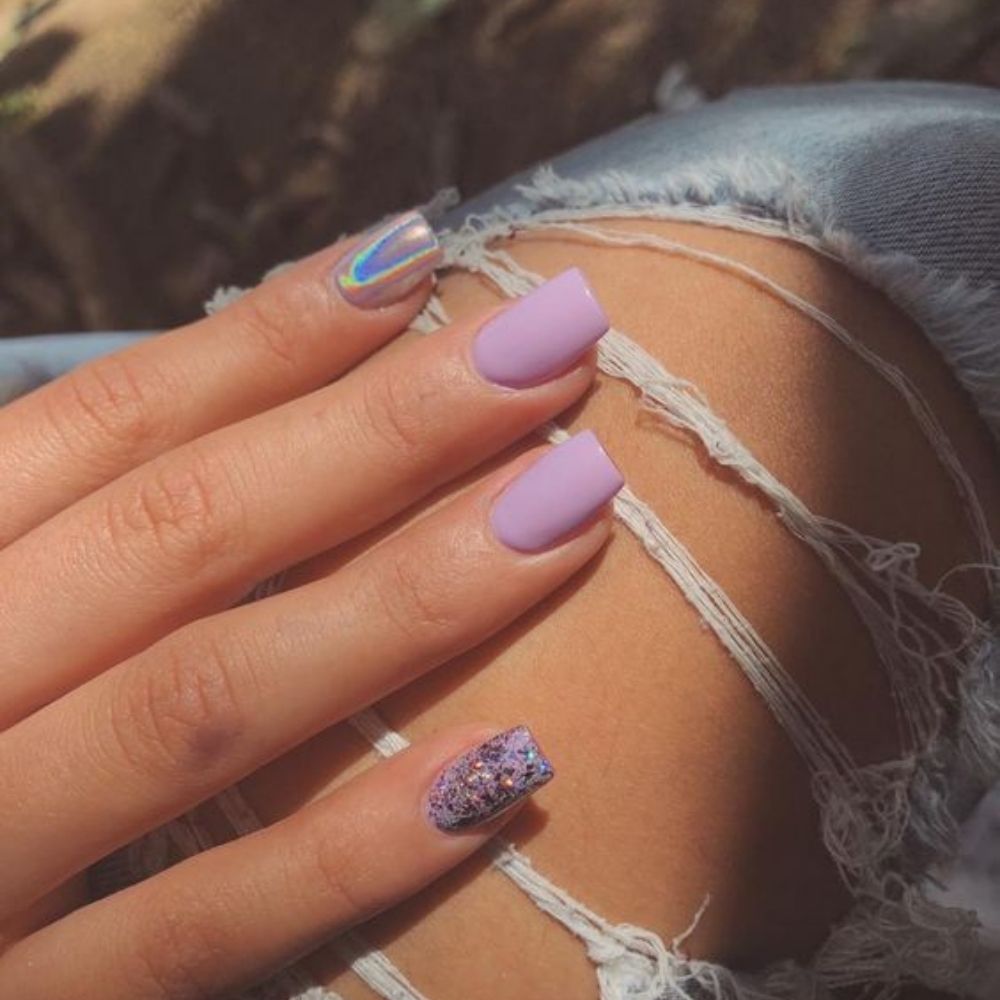 10 diseños de uñas lilas decoradas de moda este 2022