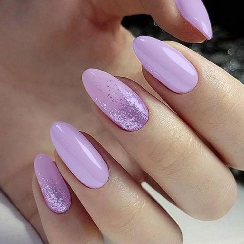 10 diseños de uñas lilas decoradas de moda este 2022