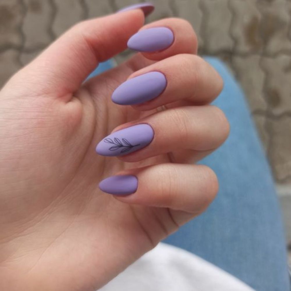 10 diseños de uñas moradas elegantes para ir a trabajar