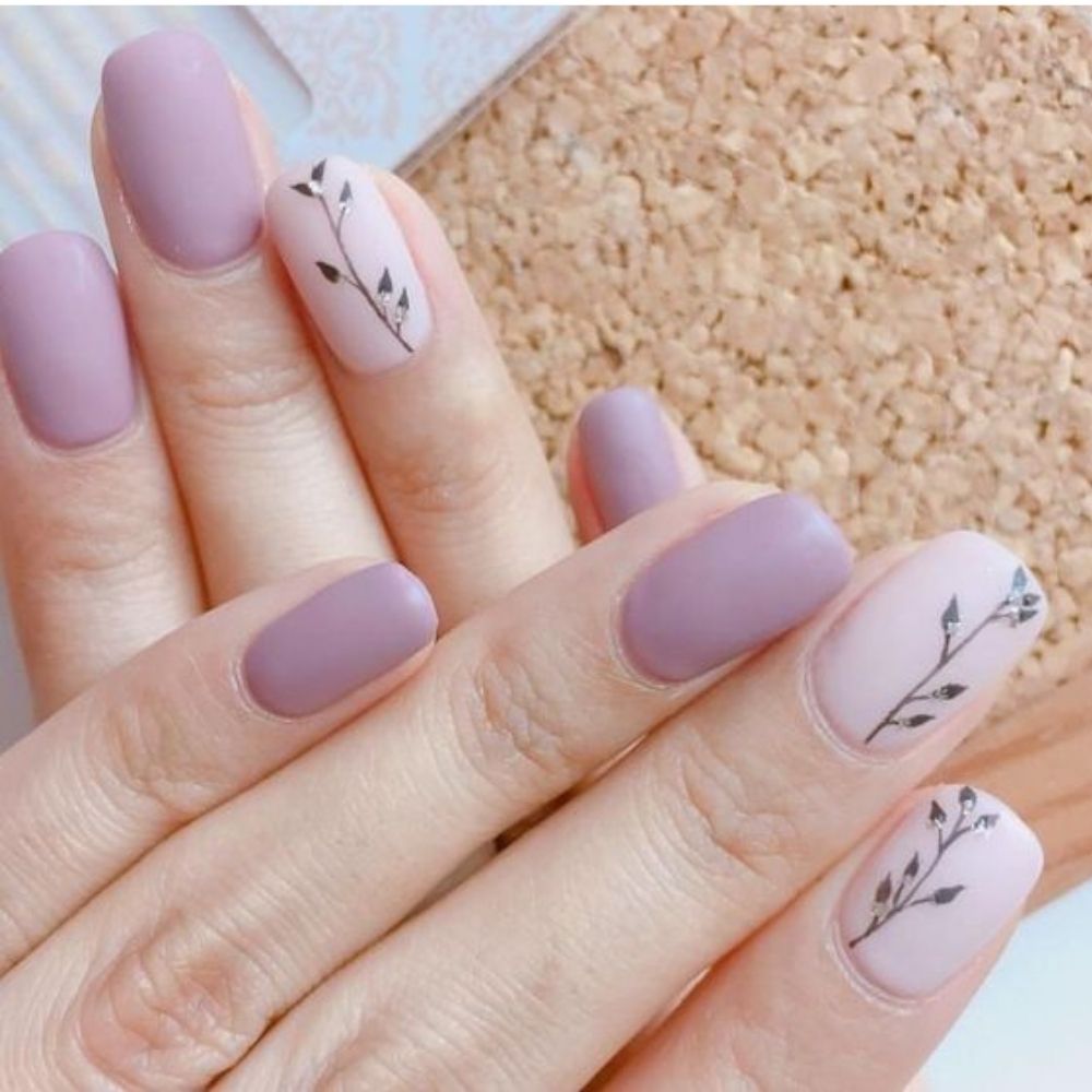 10 diseños de uñas lilas decoradas de moda este 2022