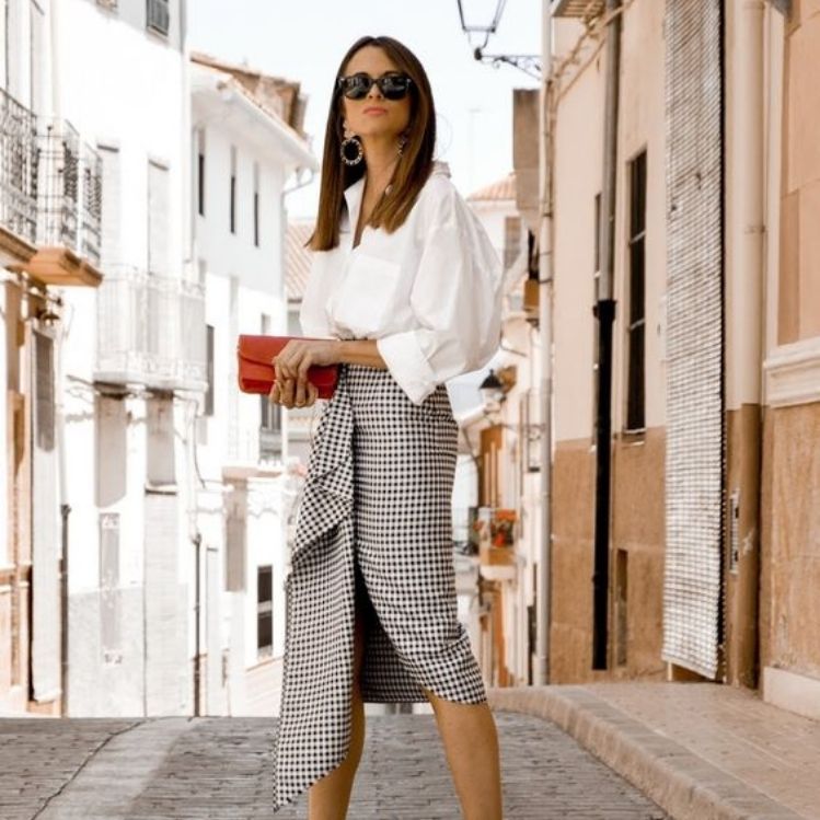 10 outfits con camisas blancas para la oficina sin morir de calor