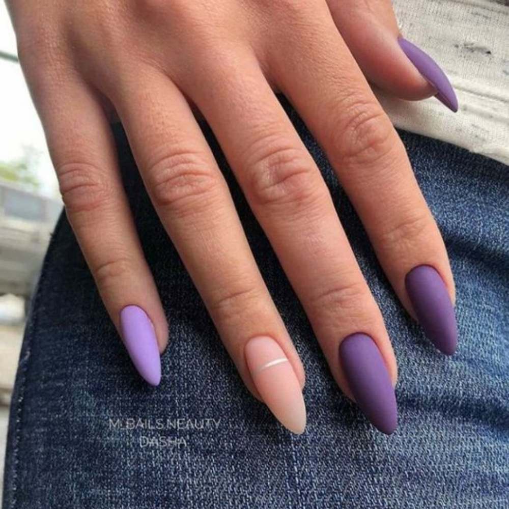 10 diseños de uñas moradas elegantes para ir a trabajar