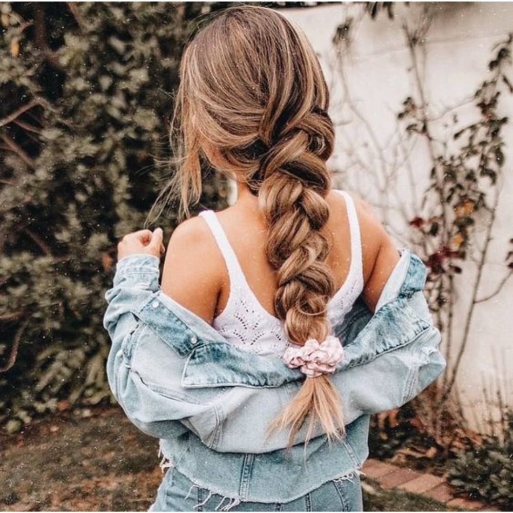 10 peinados recogidos con cabello largo para no morir de calor