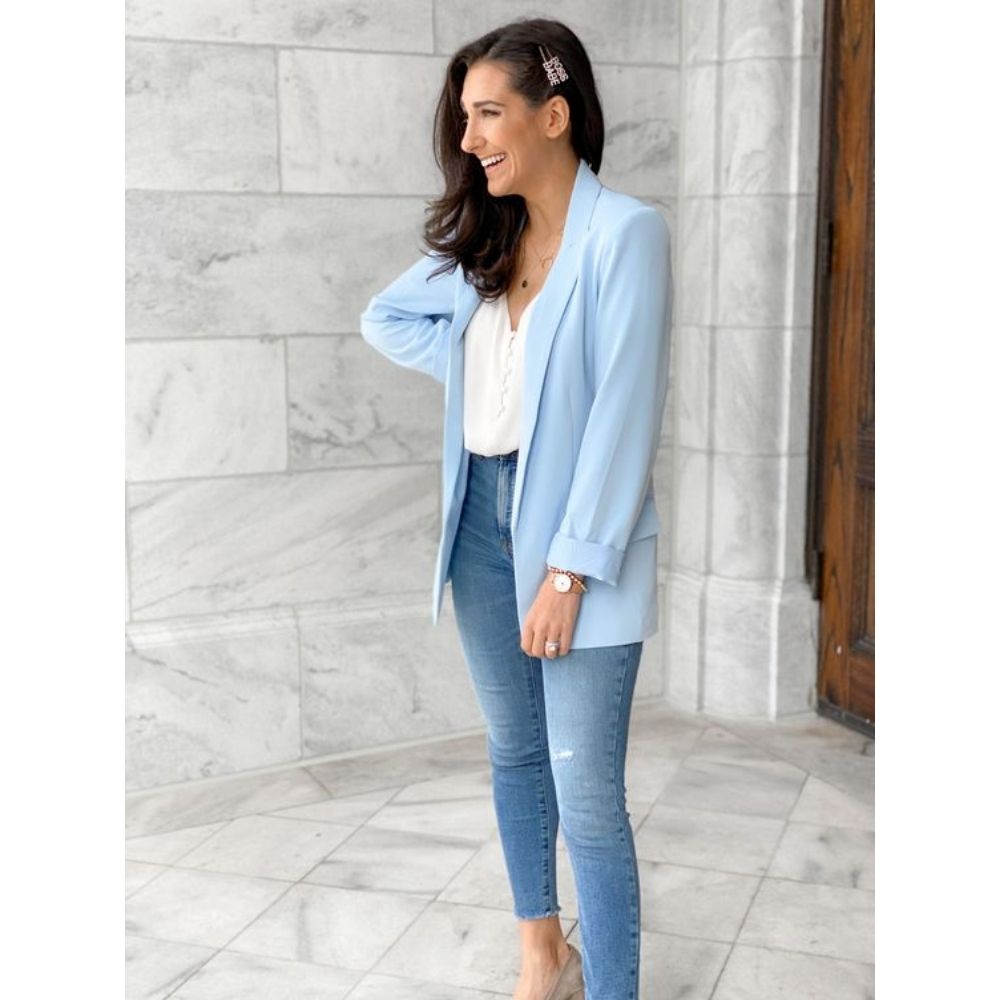 10 outfits con blazer azul ideales para llevar a la oficina