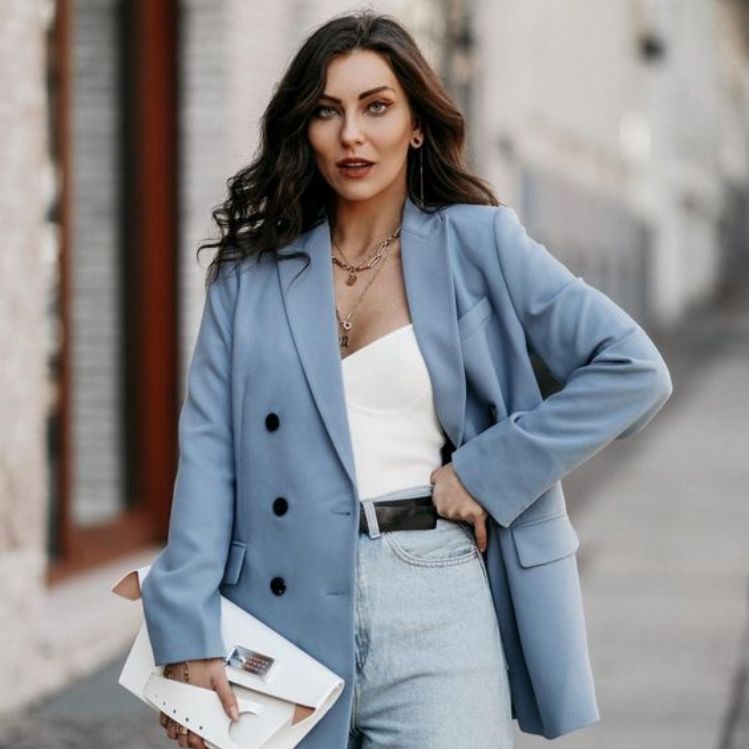 10 outfits con blazer azul ideales para llevar a la oficina