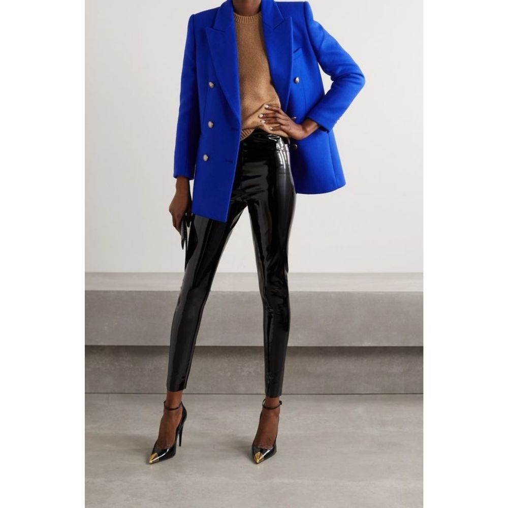 10 outfits con blazer azul ideales para llevar a la oficina