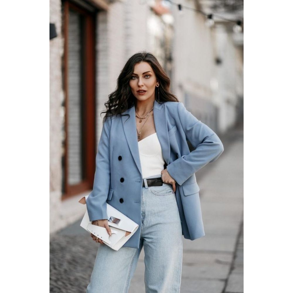 10 outfits con blazer azul ideales para llevar a la oficina