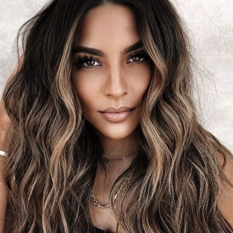 Las mechas en tendencia que MEJOR les quedan a las morenas